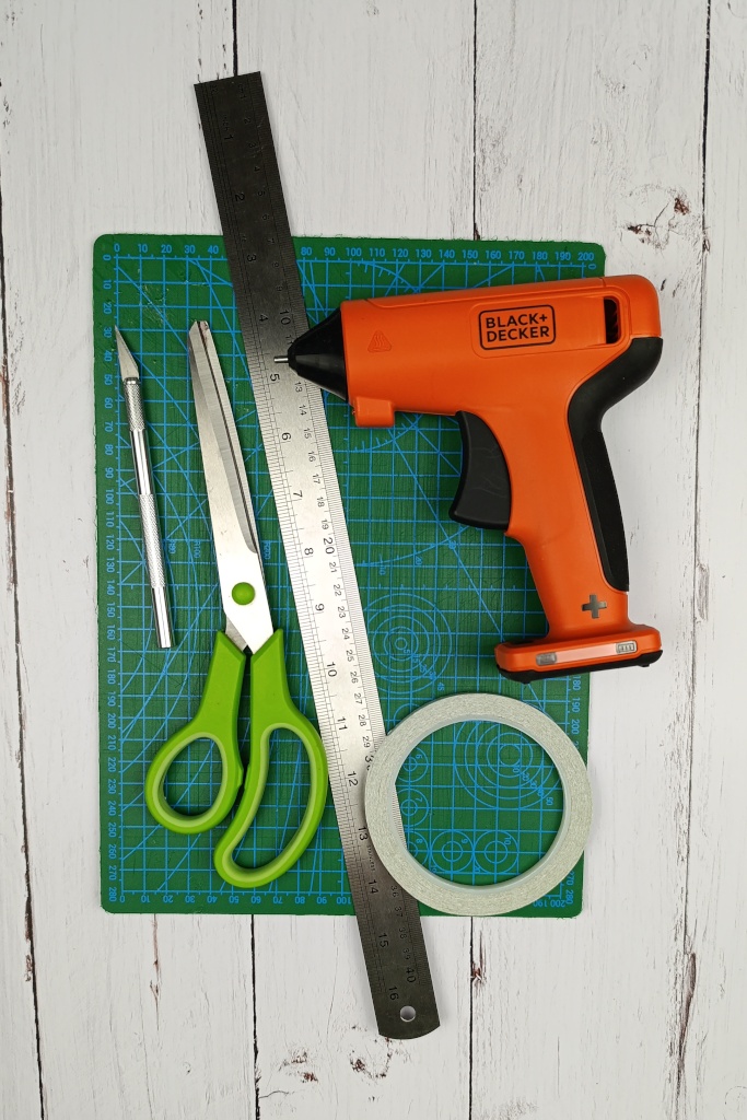 materiali per babbo natale e pupazzo di neve: idea di riciclo creativo di natale