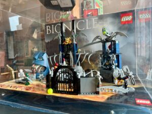 Ambientazione LEGO Bionicle con personaggi e strutture fantasy