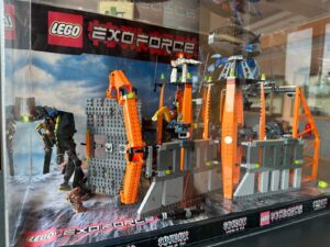 Grande set LEGO Exo-Force con struttura arancione e personaggi robotici