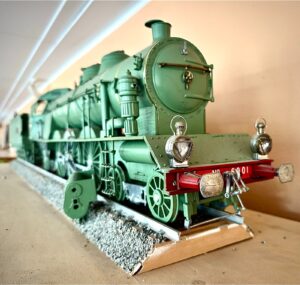 Modello vintage di locomotiva a vapore verde visto frontalmente