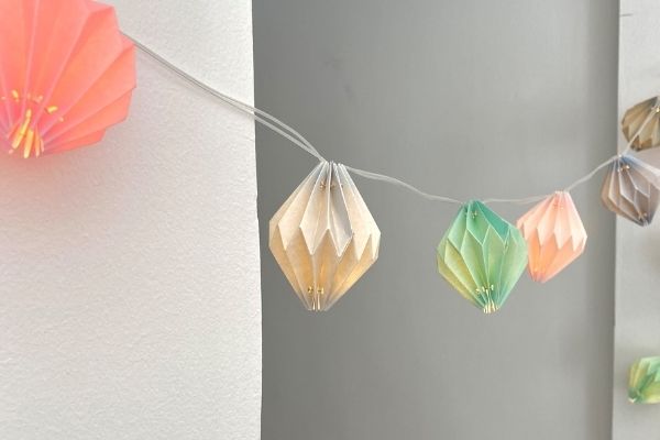Lucine di carta realizzate con la tecnica della paper art e origami