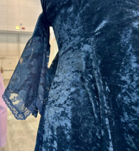 manica-pizzo-abito-velluto