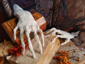 Decorazioni di Halloween fai da te: la mano spettrale