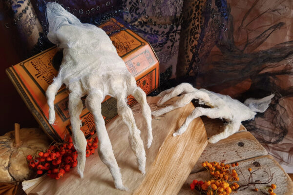 Decorazioni di Halloween fai da te: la mano spettrale