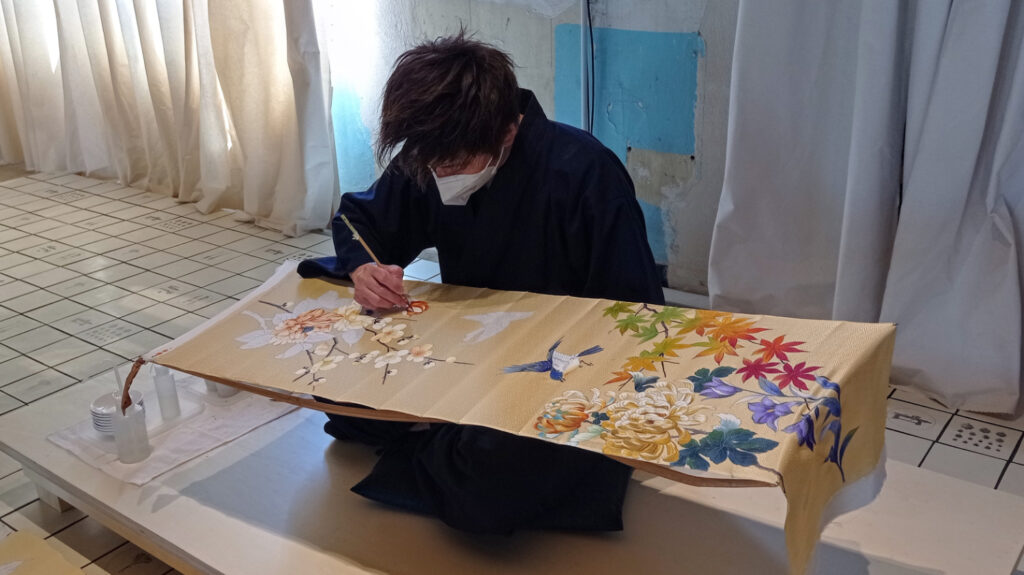 Meditare con la creatività: la pittura di un kimono