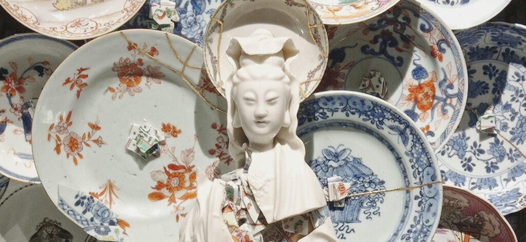Il riciclo diventa arte: "Guan Yin in un cielo di piattini" di Bouke de Vries