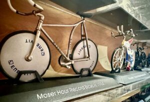 Modellini vintage di biciclette da corsa, tra cui la Moser Hour Record Bicycle del 1984