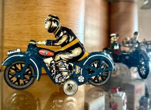 Motocicletta giocattolo vintage in latta con motociclista