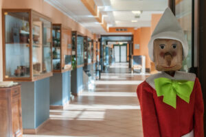 Pinocchio accoglie i visitatori all'ingresso del Museo Veneto del Giocattolo di Padova, tra le sale dedicate ai giocattoli storici