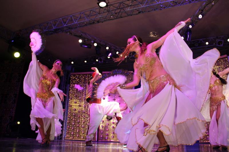 ballerine che danzano su un palco con vestiti bianchi a tema Aladin