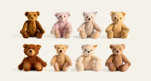 Collezione di iconici Teddy Bear Steiff che mostra l'evoluzione degli orsetti di peluche del celebre marchio tedesco dal primo Novecento ai modelli contemporanei