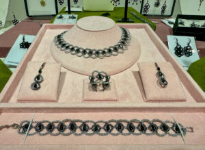 parure-gioielli-pizzo-chiacchierino-filo-argento-pietre-nere