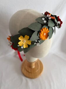 Corona d'alloro di carta con foglie e fiori arancioni e bianch