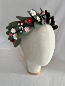 Corona d'alloro di carta con foglie verdi e fiori 