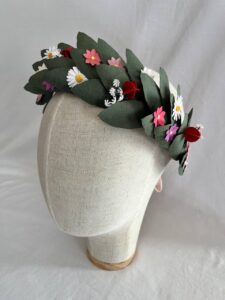 Corona d'alloro di carta con foglie verdi e fiori colorati