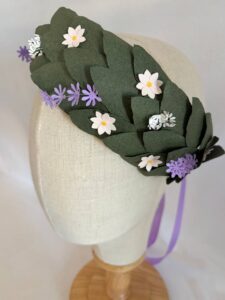 Corona d'alloro con fiori bianchi e viola