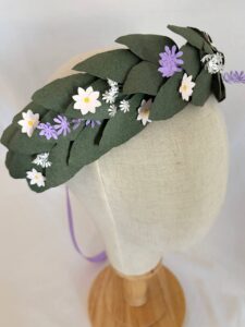 Corona d'alloro con fiori bianchi e viola