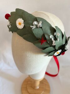 Corona d'alloro di carta con foglie e fiori bianchi e rossi