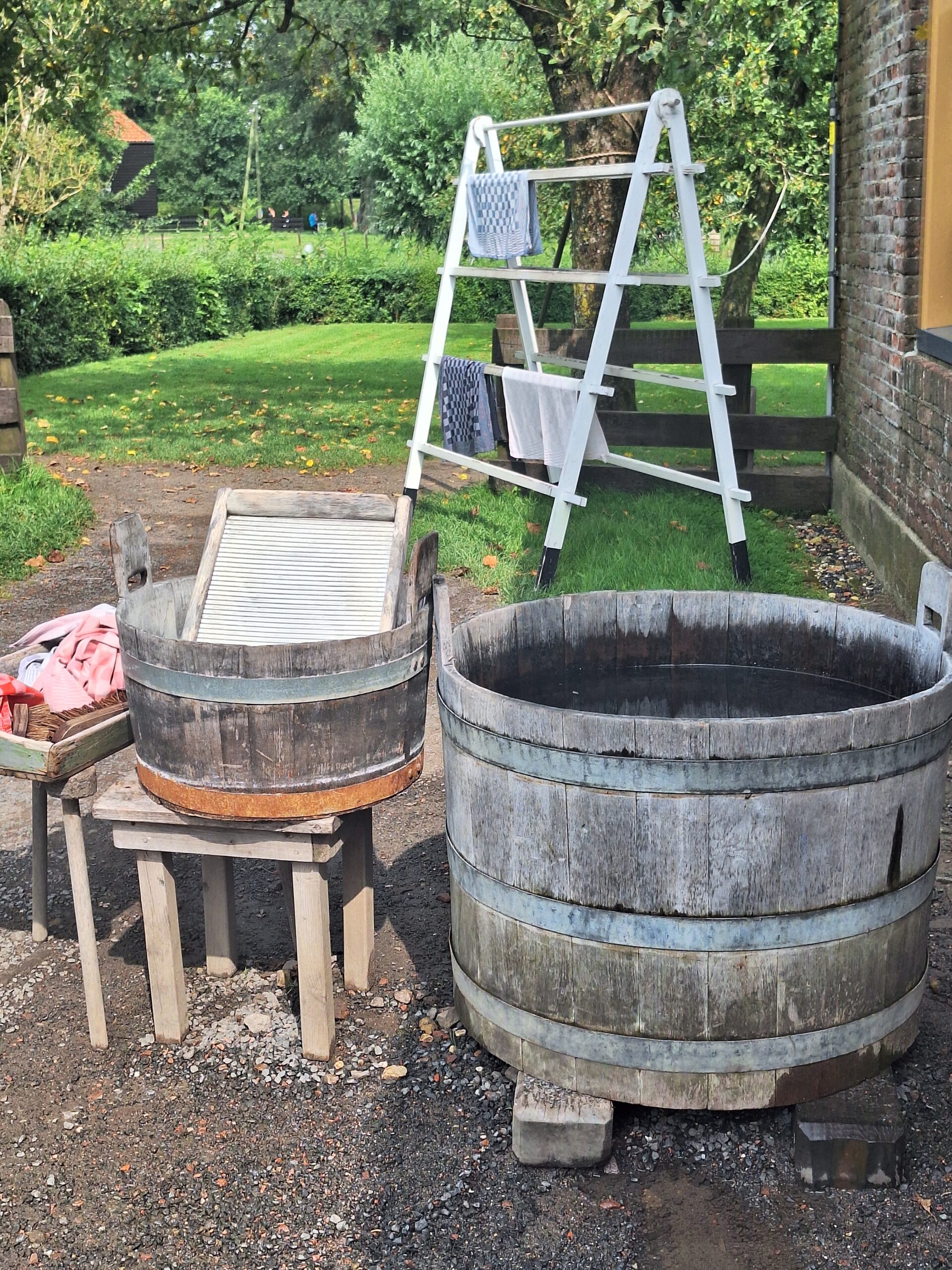 esterno di un giardino con attrezzi vintage per la casa