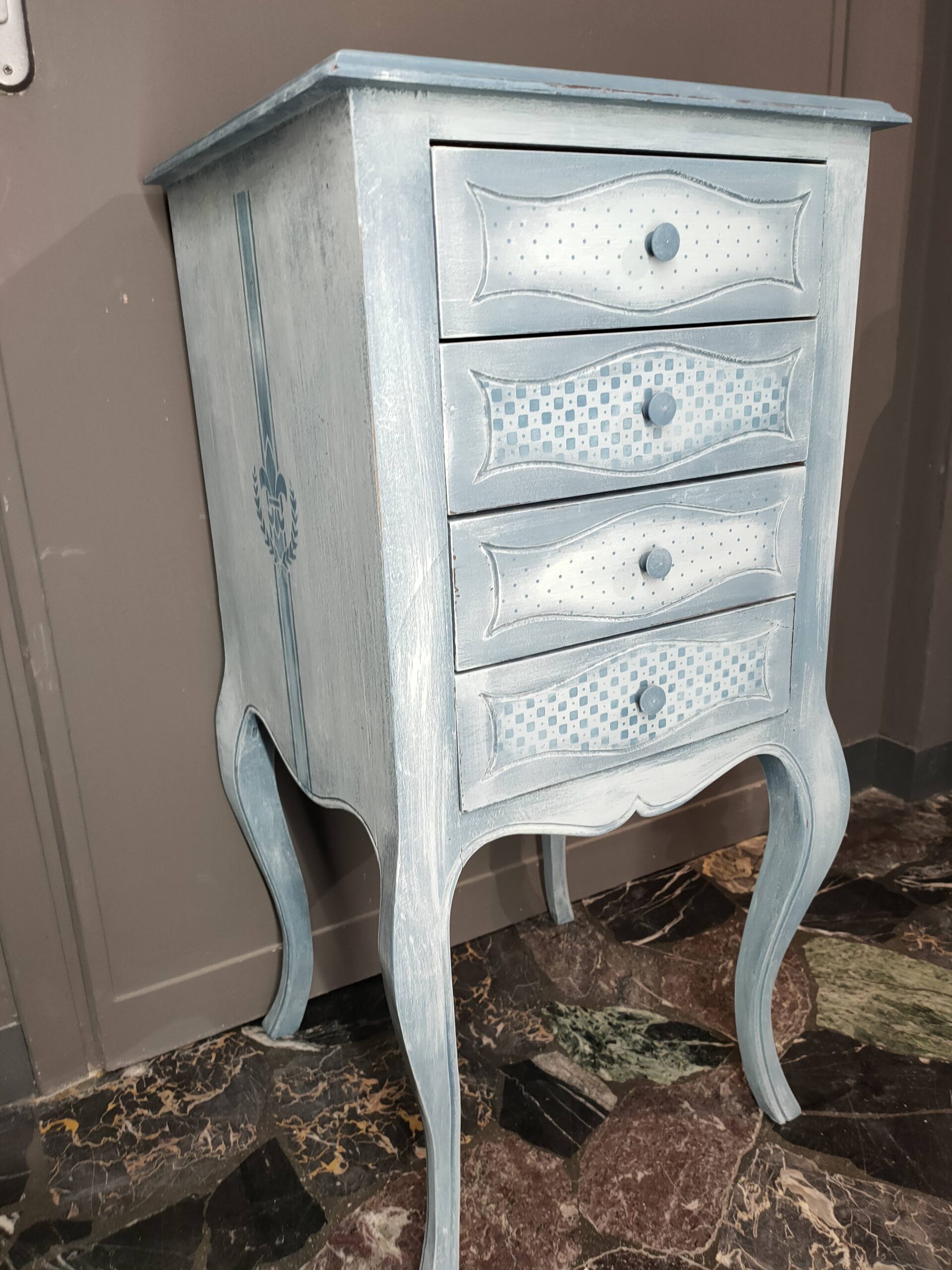 comodino con motivi tipici dello stile Country Inglese di colore azzurro e pois