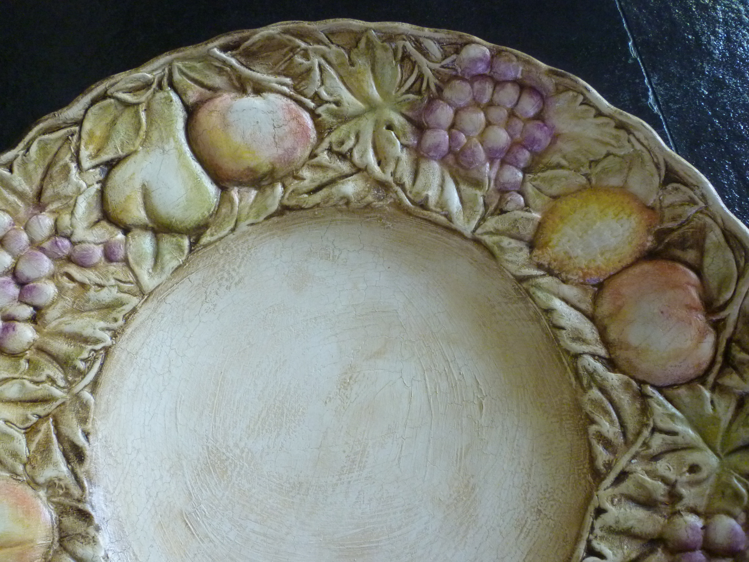Piatto centrotavola con decorazione in rilievo a forma di frutta e dipinta a mano