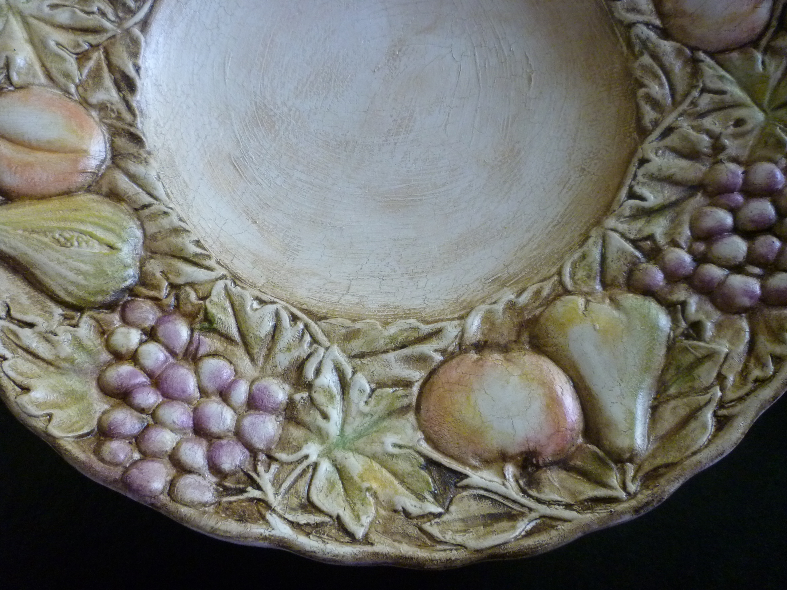 Piatto centrotavola con decorazione in rilievo a forma di frutta e dipinta a mano
