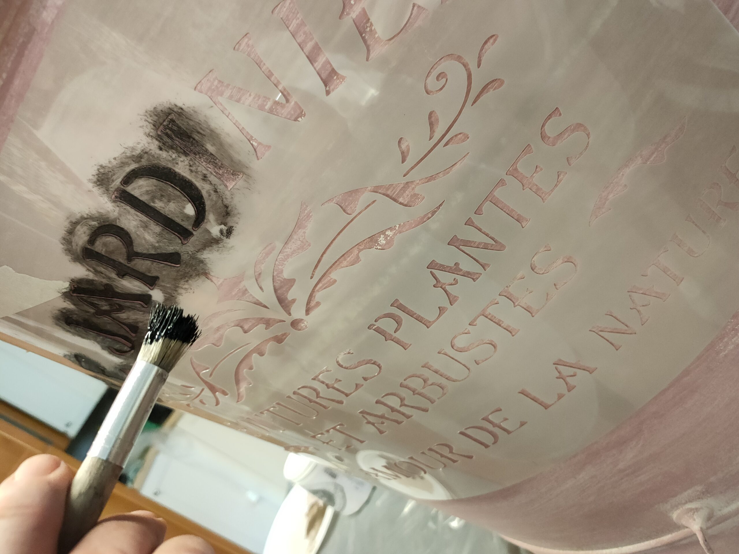 Realizzazione scritte con mascherina stencil su mastella in metallo decorata a mano