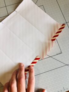 Foglio di carta bianco piegato con strisce bianche e rosse