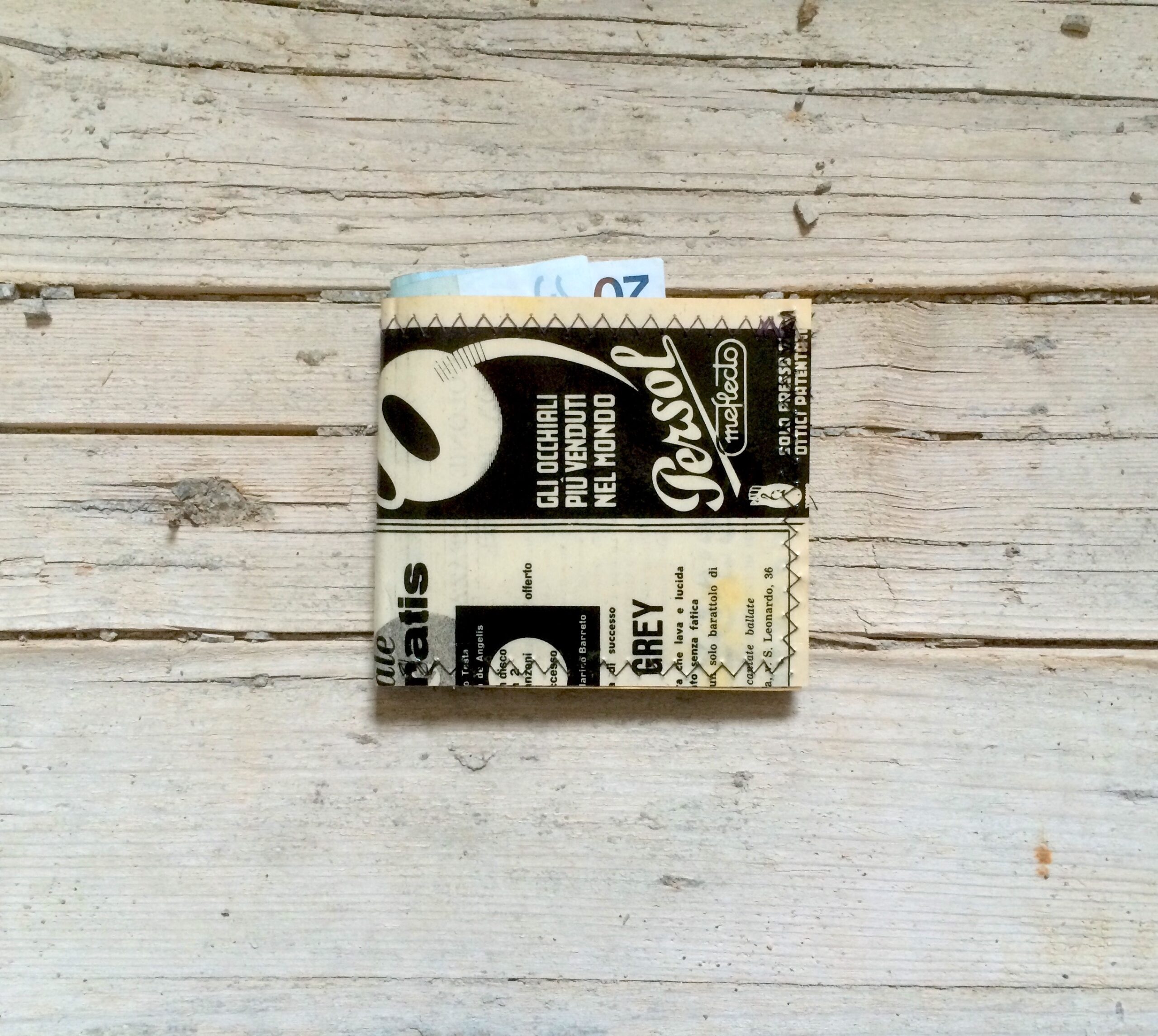 portafoglio in carta vintage riciclata