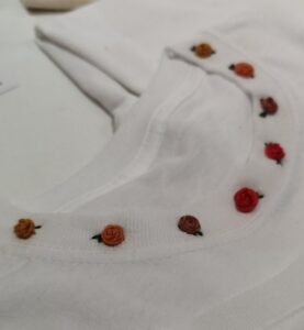 ricamo-fiori-colletto-t-shirt-eliric-amo