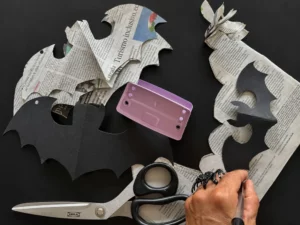 Sagome di pipistrelli di Halloween in carta di giornale e cartoncino nero pronte da appendere