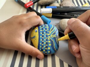sassi-decorati-pesce-mare