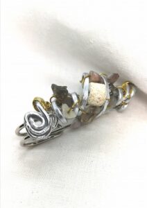 modo per usare la spilla: sull'abito elegante