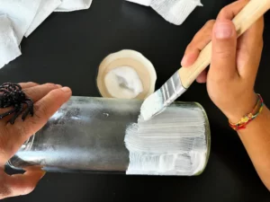 Colla vinilica stesa su un barattolo di vetro prima del rivestimento