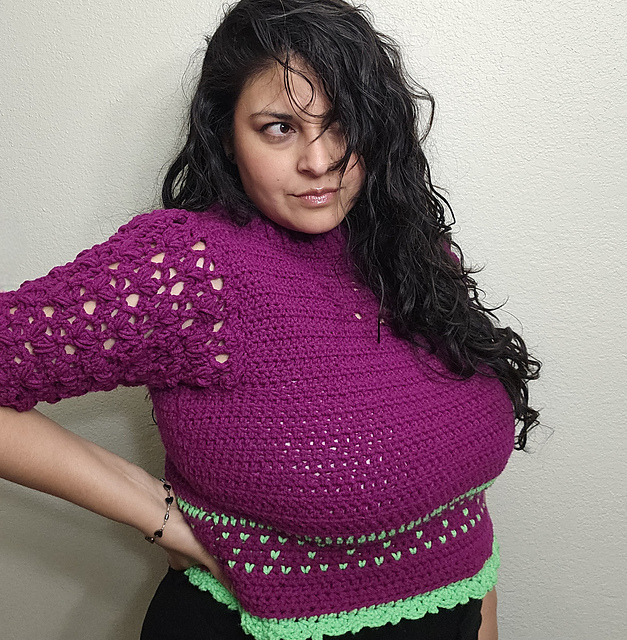 modella curvy che indossa maglione viola realizzato ad uncinetto