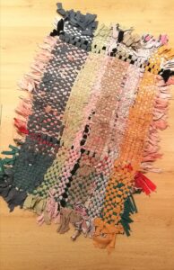 idee riciclo creativo con scarti tessili: tappeto