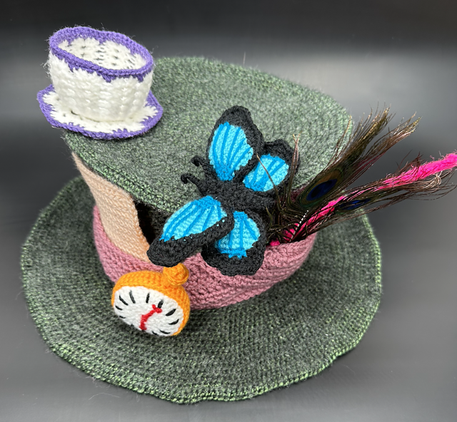 cappello realizzato con la tecnica dell'unicinetto ispirato ad Alice nel Paese delle Meraviglie fatto a mano (tea party hat)