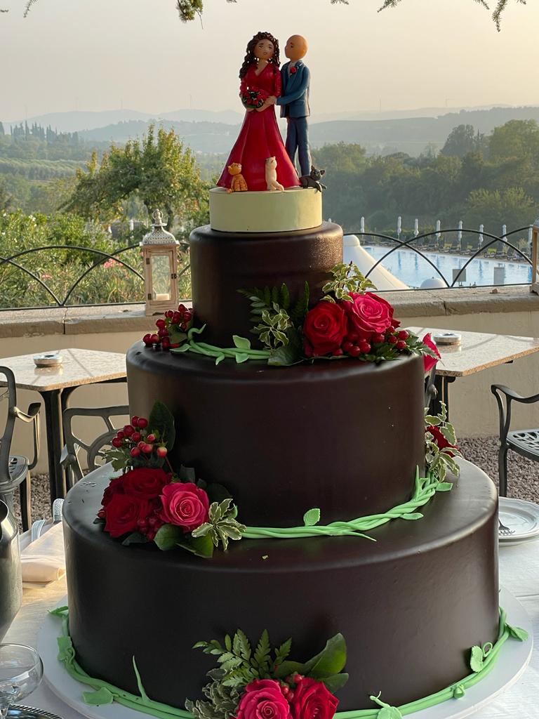 Torta nuziale. Sacher torte decorata con pasta di zucchero e fiori veri per matrimonio tema floreale