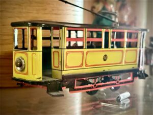 Modellino in latta di tram giallo e rosso risalente agli anni Trenta