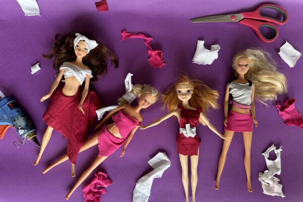 Vestiti nuovi per la Barbie riciclando vecchi abiti da bambini