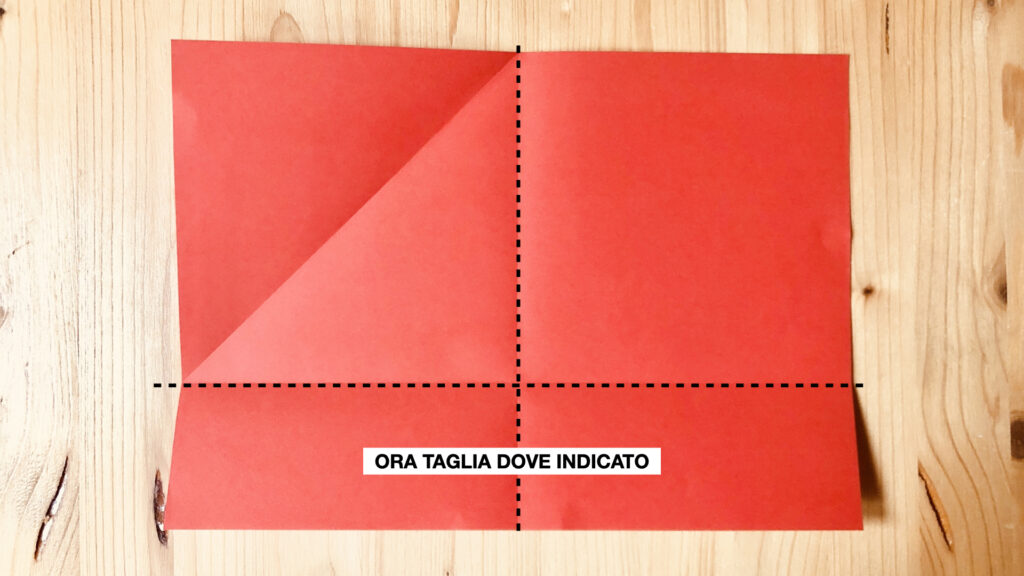 piano da lavoro con foglio A4 per decorazioni in carta di Natale origami