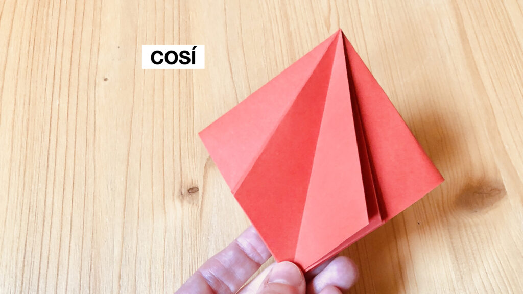 mano con origami per decorazioni natalizie