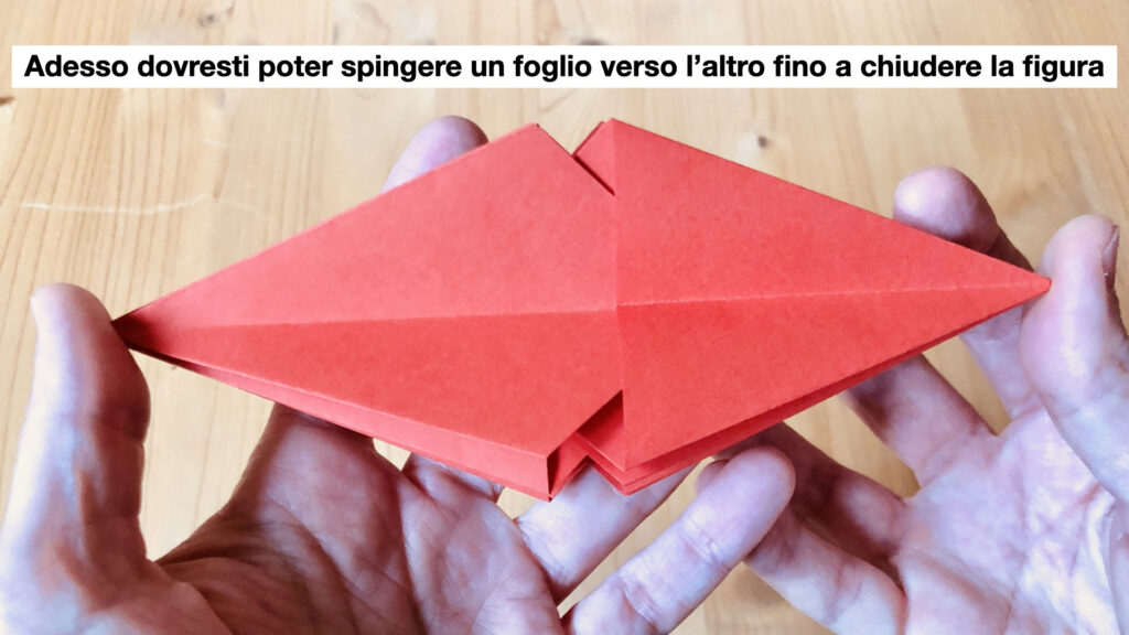 mani che realizzano origami per decorazione in carta fai-da-te