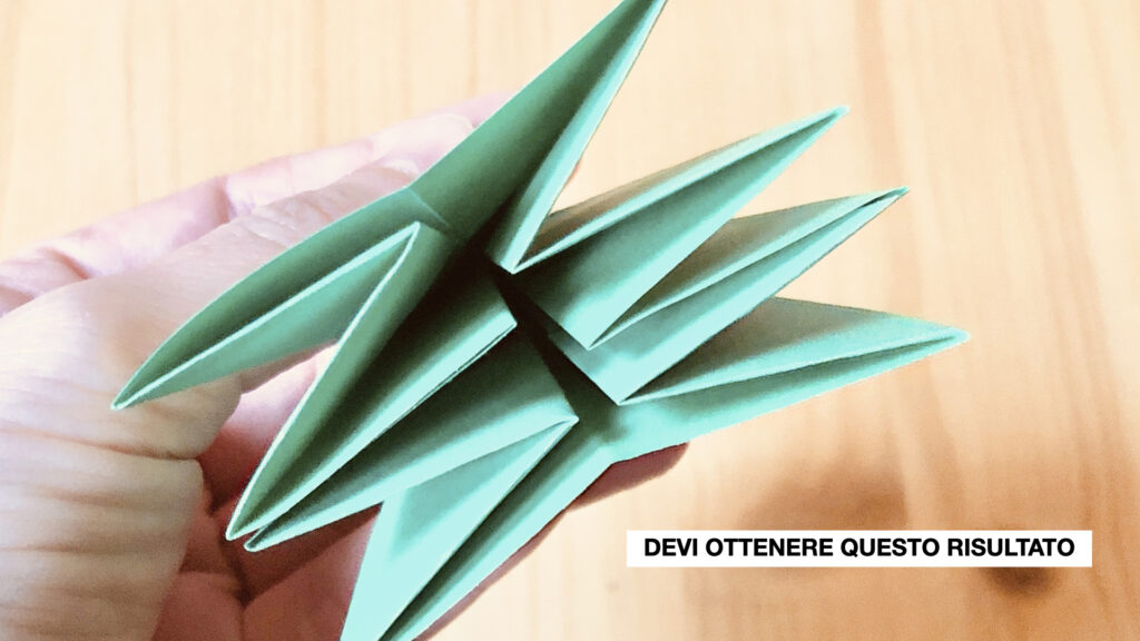 tutoria origami per decorazione di Natale in carta